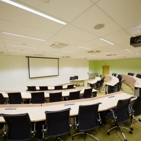 Tagungsraum mit Leinwand