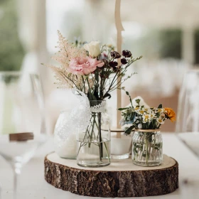 Tischdekoration auf einem Holzstück