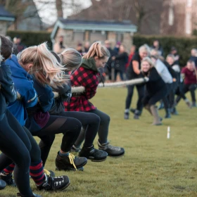 Tauziehen bei einem Teamevent
