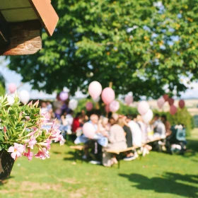 Hoffest, Sommer, grüne Wiese, bunte Dekoration