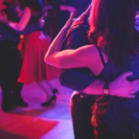 Nahaufnahme eines tanzenden Pärchens