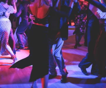 Pärchen tanzt auf einer vollen Tanzfläche