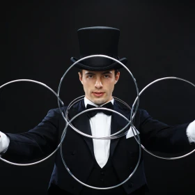 Man mit mehreren Ringen in der Hand