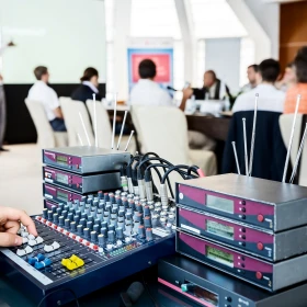 Mischpult im Hintergrund einer Tagung