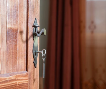 Holztür mit Schlüssel