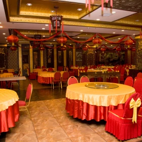 Banketttische in Rot mit asiatischer Dekoration