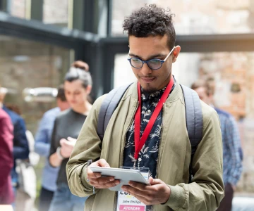 Man mit Tablet in der Hand, schaut auf das Tablet