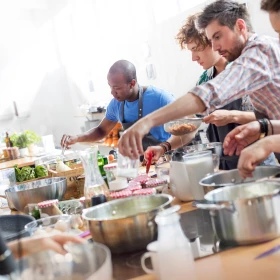 Gruppe bereitet sich auf das Kochen vor