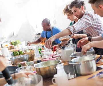 EVINTA_Erlebniskochen_Bild01 Gruppe bereitet sich auf das Kochen vor