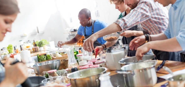 Gruppe bereitet sich auf das Kochen vor