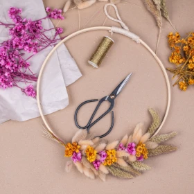 Blumenkranz mit Trockenblumen, Motto lila