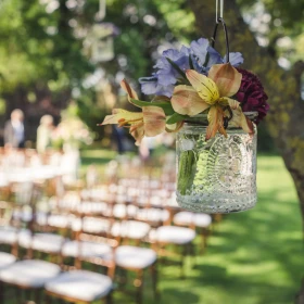 Blumen in einem Glas als sommerliche Dekoration