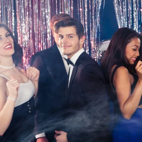 Personen tanzen gemeinsam