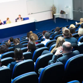 Tagungsraum mit Kinobestuhlung