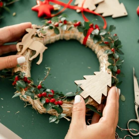 selbstgebastelter Adventskranz mit weihnachtlicher Deko
