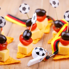 Tomaten-Käse-Spieße mit schwarzen Olive und Fußballdeko