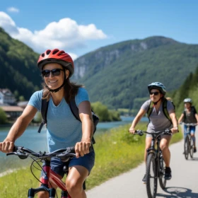 Fahrradtour entlang eines Fluss, Berge im Hintergrund