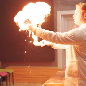 Chemie, Schüler und Feuer experimentieren