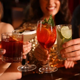 es wird mit verschiedenen Cocktails angestoßen