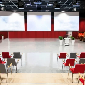 Tagungsraum mit Reihenbestühlung und einer freien Moderationfläche