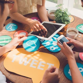 Personen machen eine Gruppenarbeit bei einer Tagung