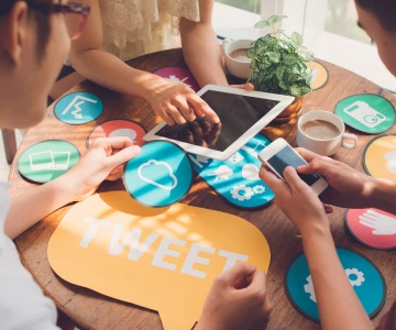 Personen machen eine Gruppenarbeit bei einer Tagung