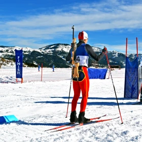 Athlet mit Biathlonausrüstung