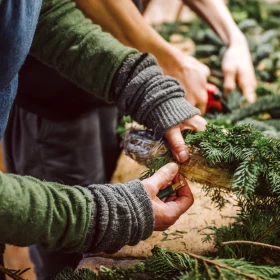 Tannengrün für Adventskranz wird geschnitten