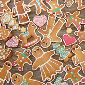 Bunte Lebkuchenfiguren mit farbigen Verziehrungen