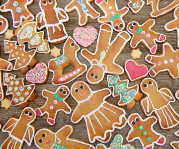 Bunte Lebkuchenfiguren mit farbigen Verziehrungen