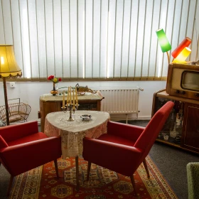 DDR-Wohnzimmer mit typischer Einrichtung