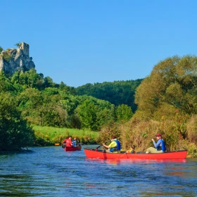 Kanus fahren auf einem Fluss in der Natur