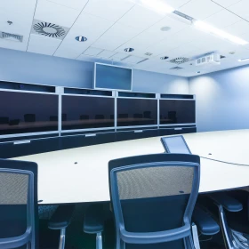 Tagungsraum mit 4 Bildschirmen