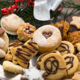 fertige Plätzchen mit Puderzucker und Schokoladenguss