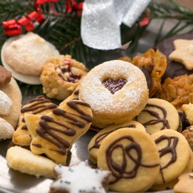 fertige Plätzchen mit Puderzucker und Schokoladenguss