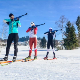 Athleten im stehenden Anschlag