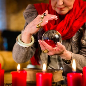 Hellseherin mit Glaskugel