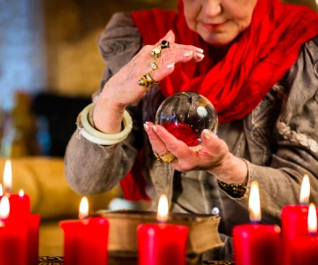 Hellseherin mit Glaskugel