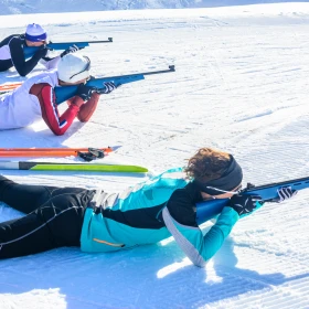 Athleten im liegenden Anschlag