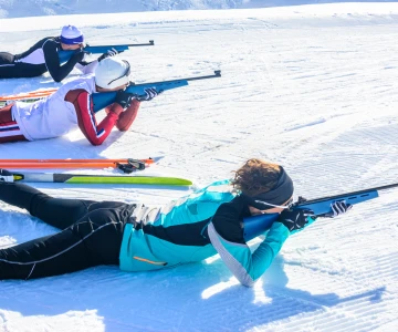 Athleten im liegenden Anschlag