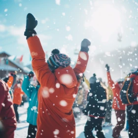 feiernde Menschengruppe bei Schneefall