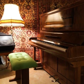 Klavier mit grünem Hocker