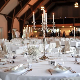 gedeckter Tisch in einer Eventlocation