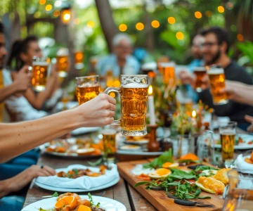 mehrere Personen sitzen gemeinsam an einem gedeckten Tisch und trinken Bier