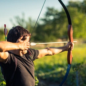 Mann beim Bogenschießen Nahaufnahme