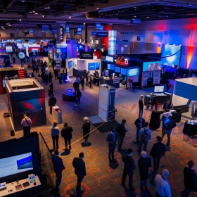 Messestände von oben in einer Halle