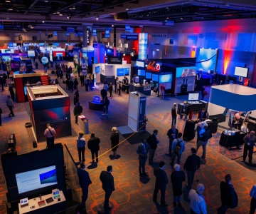 Messestände von oben in einer Halle