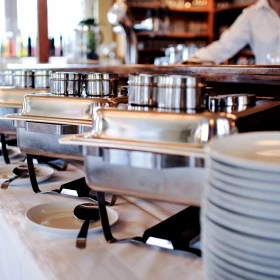 Buffet mit verschiedenen Chafings, geschlossen, Kellner im Hintergrund