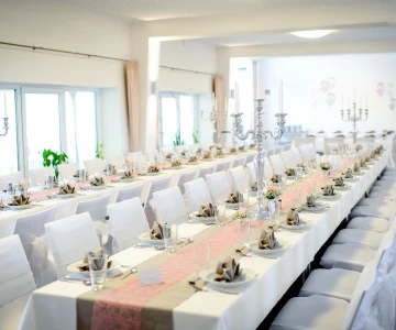 lange, gedeckte Tafel