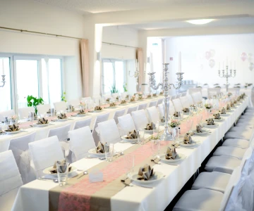 lange, gedeckte Tafel